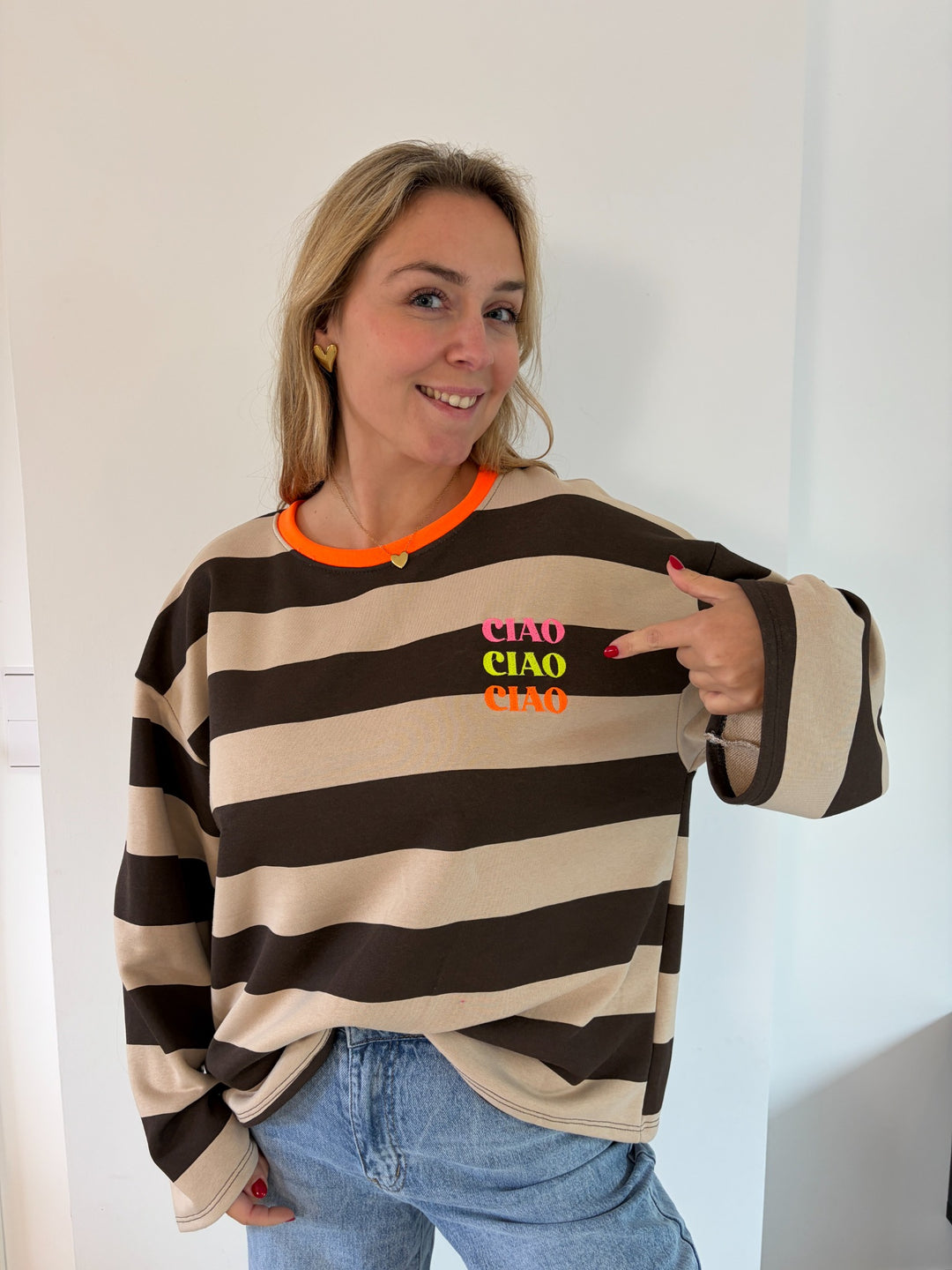 CIAO Langarmshirt in Beige-Dunkelbraun mit mehrfarbigem Schriftzug, Detailansicht