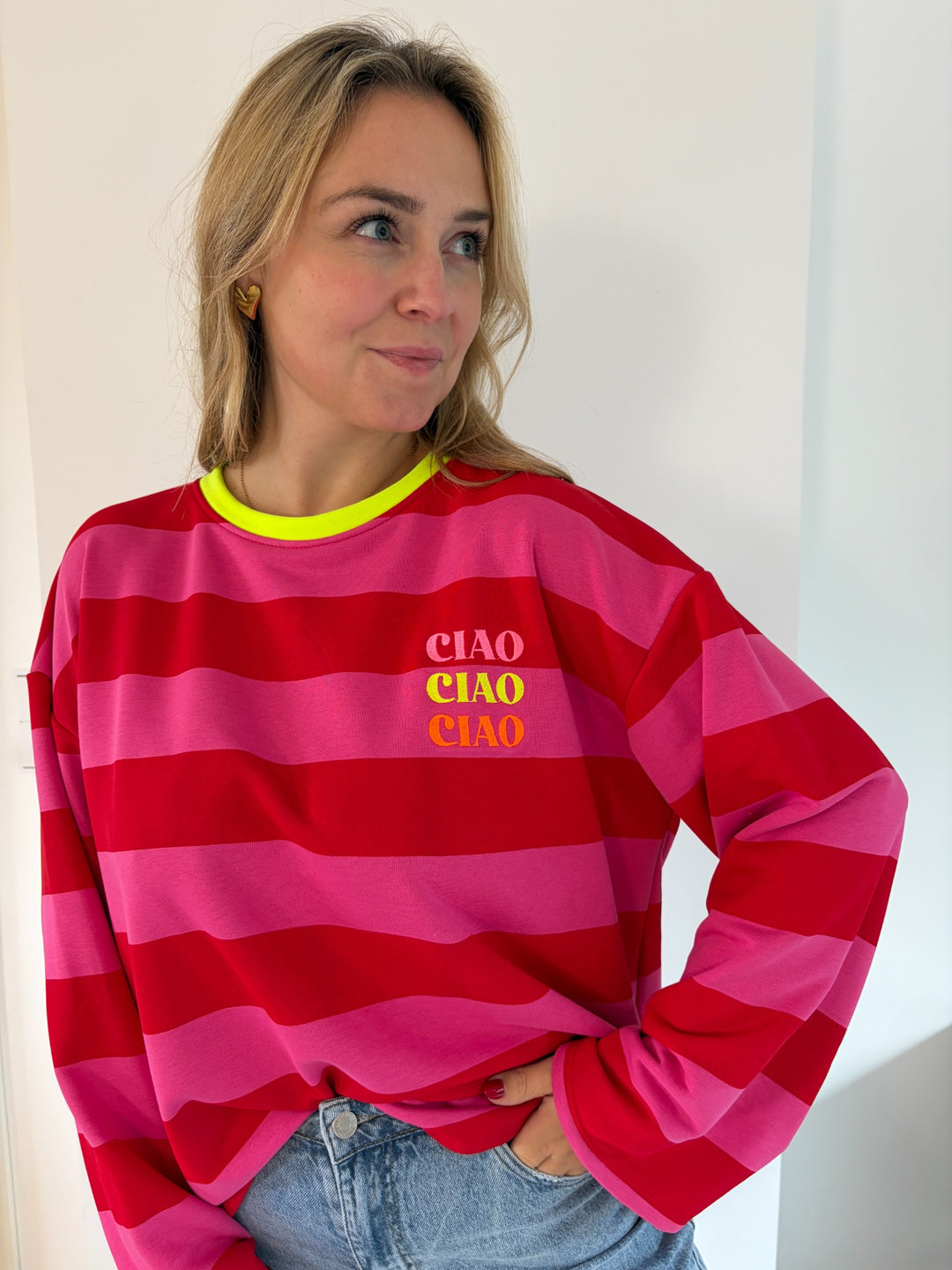 CIAO Langarmshirt in Pink-Rot mit mehrfarbigem Schriftzug, Detailansicht