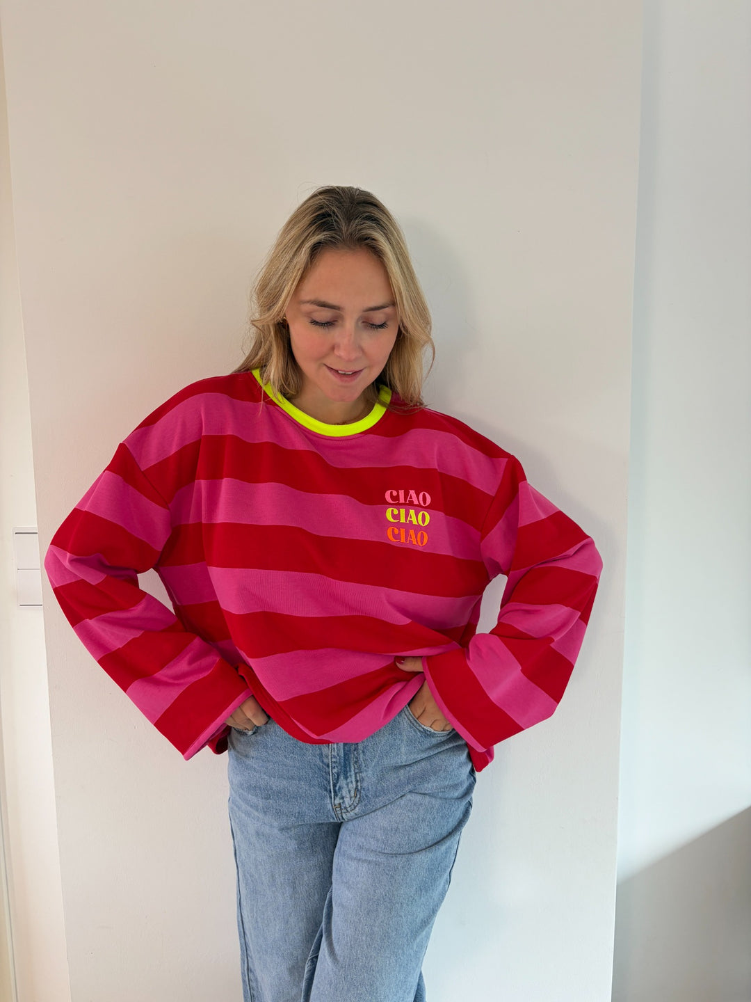 Oversize-Langarmshirt CIAO in Pink-Rot mit neongelbem Ausschnitt, Vorderansicht