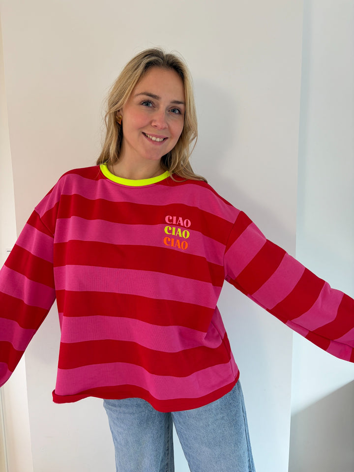 Pink-rotes Oversize-Langarmshirt mit CIAO-Schriftzug, Ganzkörperansicht