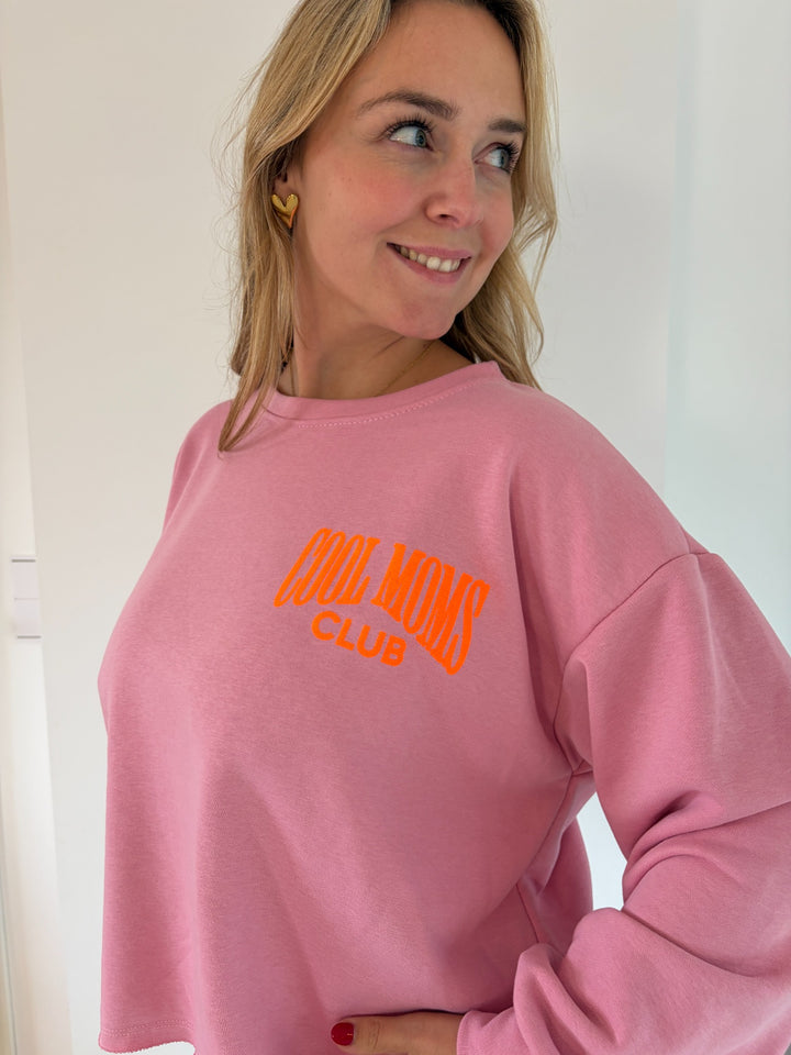 Altrosafarbener Oversize-Pullover mit orangefarbenem Cool Moms Club Print, Detailansicht