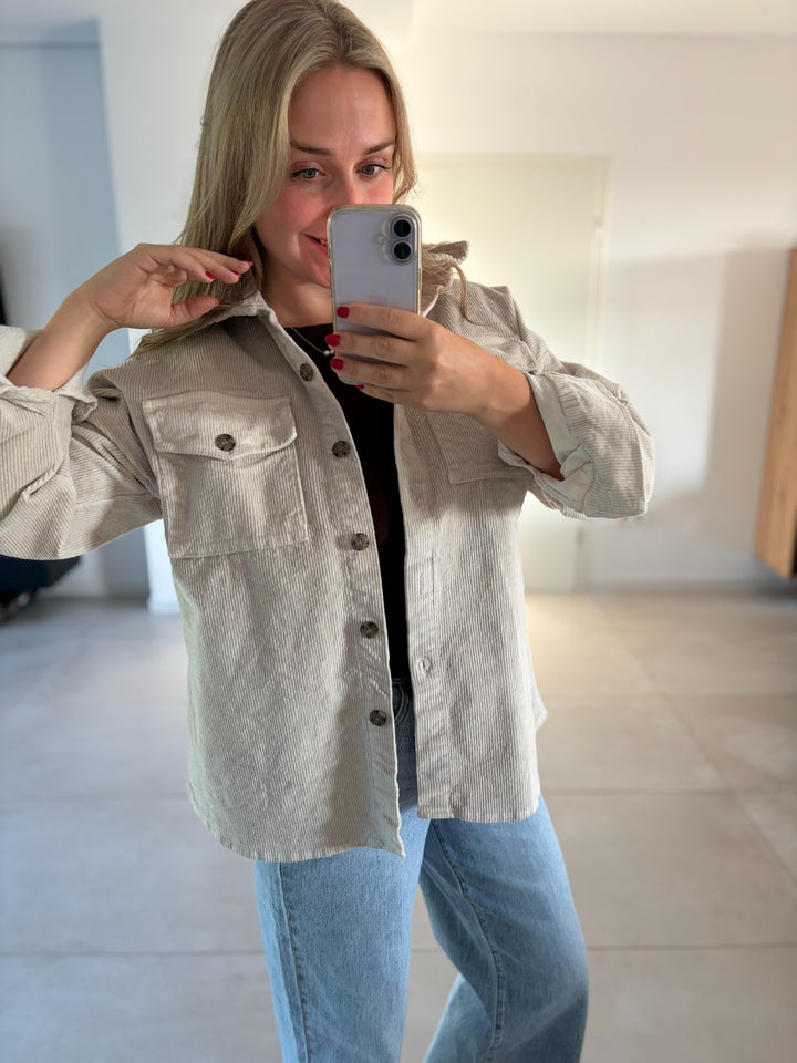 Beiges Cord-Overshirt mit Hemdkragen und Brusttaschen – Vorderansicht