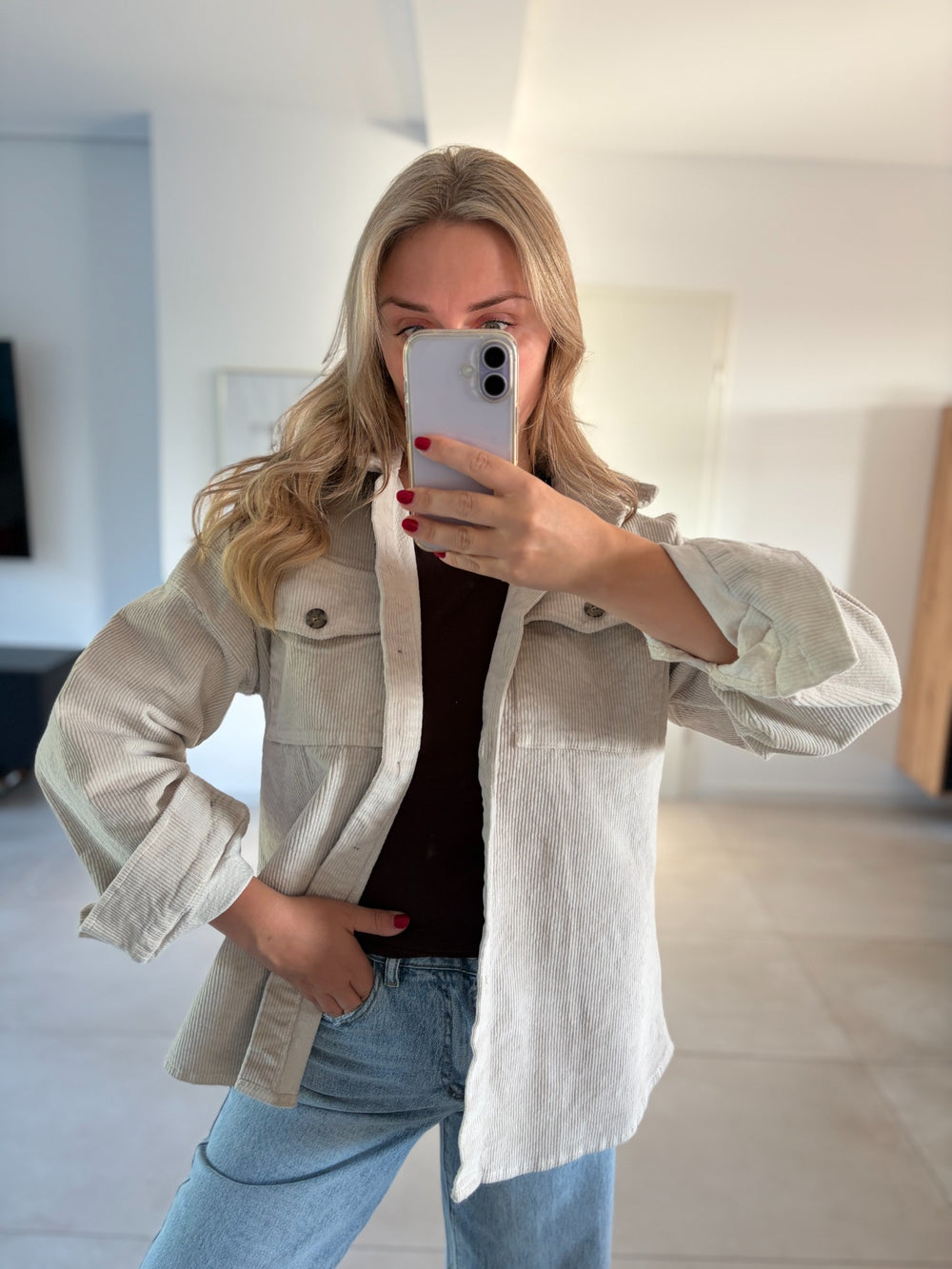 Beige Cordjacke mit Knopfleiste und Brusttaschen – offen getragen