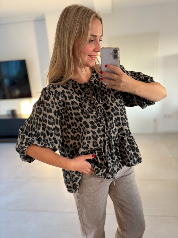Damenbluse mit Leoprint in Taupe-Schwarz in seitlicher Vorderansicht