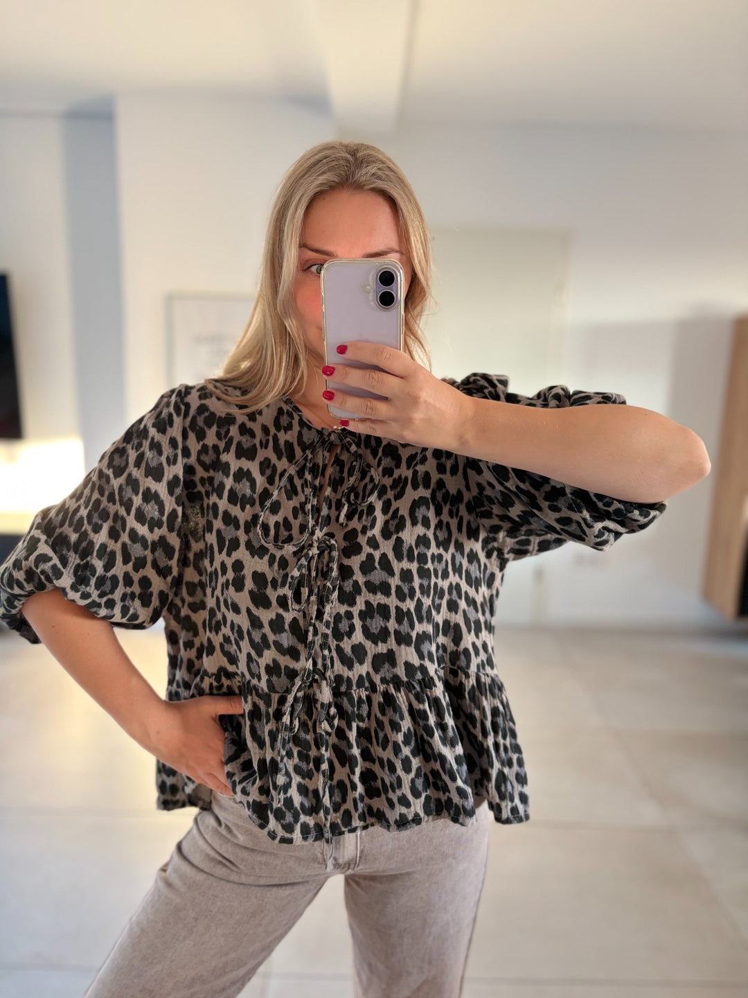 Damenbluse mit Leoprint in Taupe-Schwarz, frontal getragen
