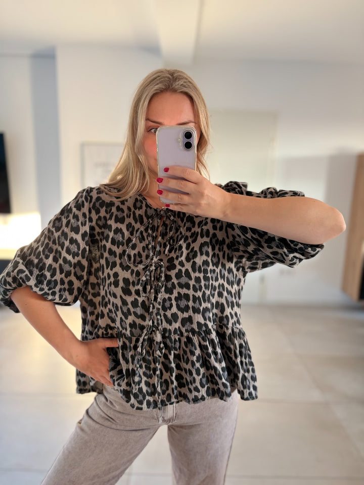 Damenbluse mit Leoprint in Taupe-Schwarz, frontal getragen