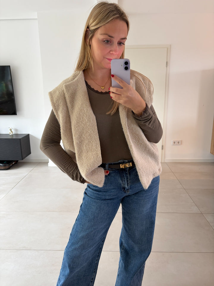 Flauschige Weste in Beige – Detailansicht von Schnitt und Oberfläche