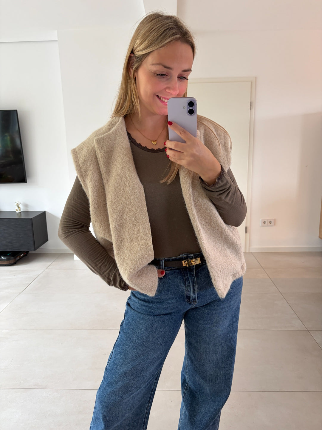 Flauschige Weste in Beige locker getragen zur Jeans