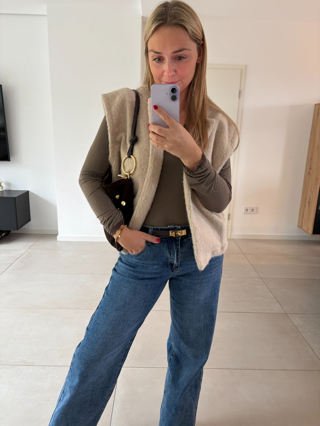 Flauschige Weste in Beige – Vorderansicht
