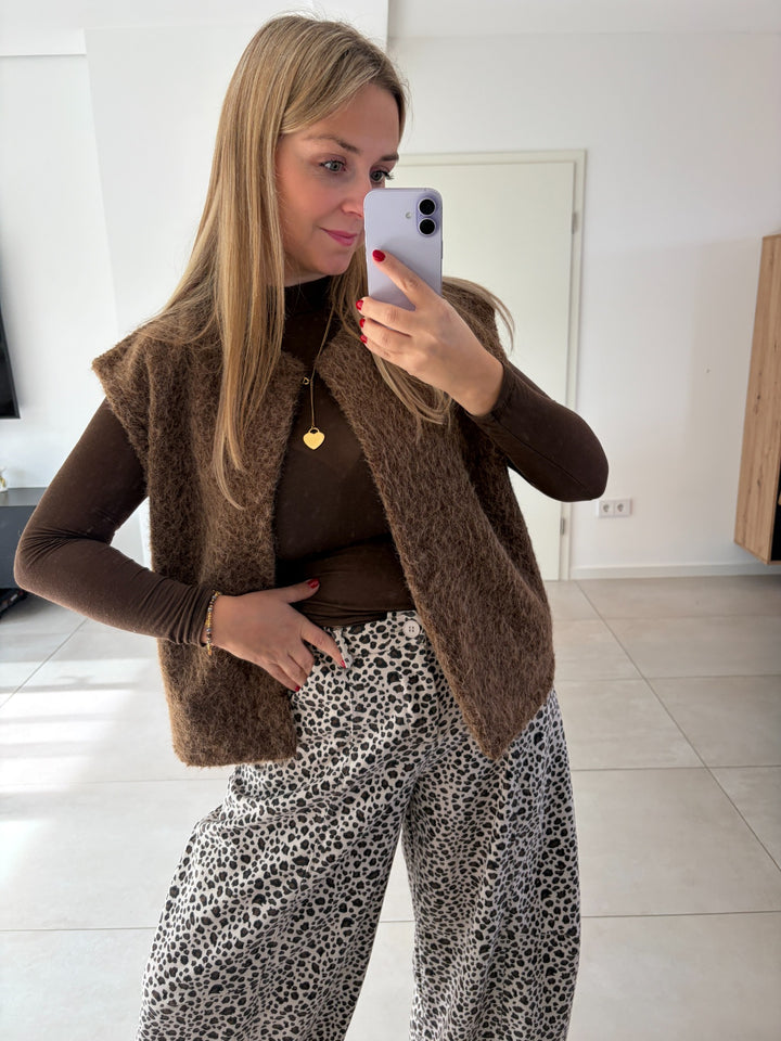Flauschige Weste in Braun kombiniert mit braunem Longsleeve und Leohose