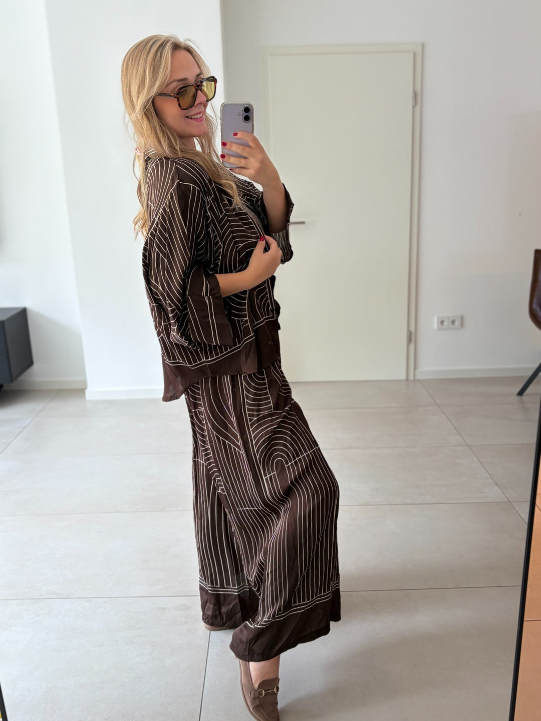 Kimono-Oberteil und Palazzohose mit Seide und Linienmuster in Dunkelbraun-Creme – Seitenansicht