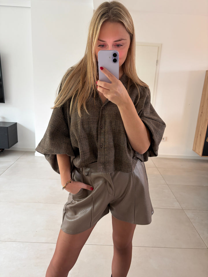 Kunstleder-Shorts in Taupe – Vorderansicht