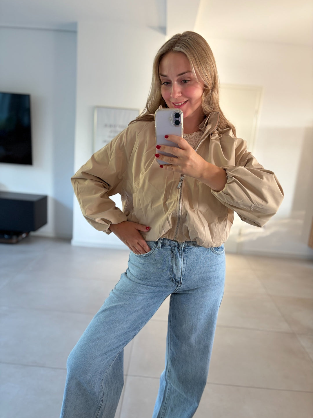 Kurze Blousonjacke in Creme mit elastischem Saum