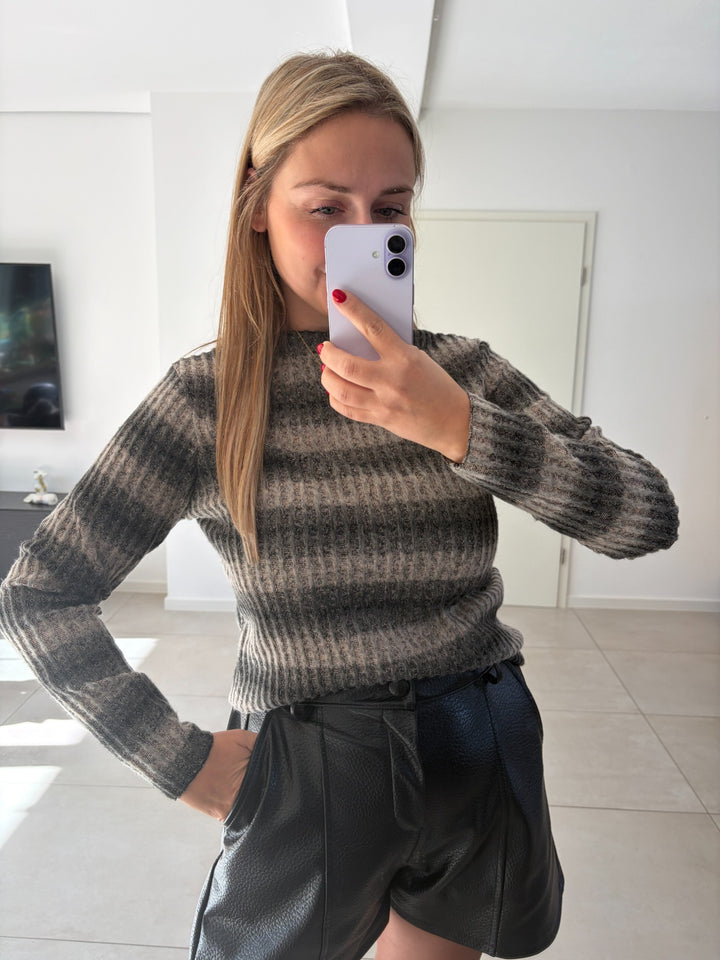 Langarmshirt mit Rippstruktur in Grau – Detailansicht