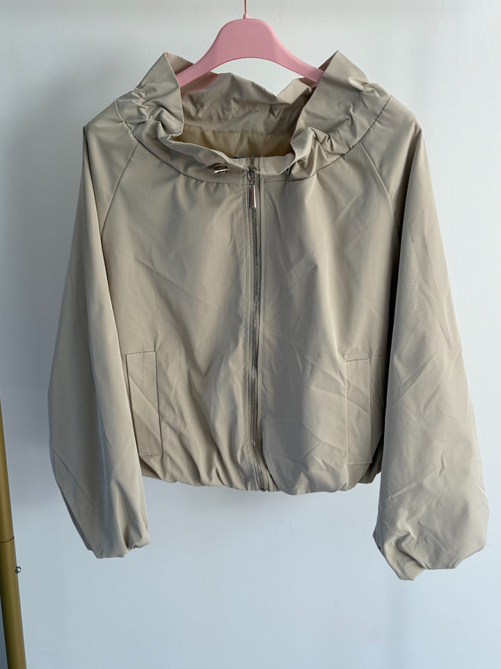 Leichte Blousonjacke mit Rüschenkragen in Taupe am Kleiderbügel