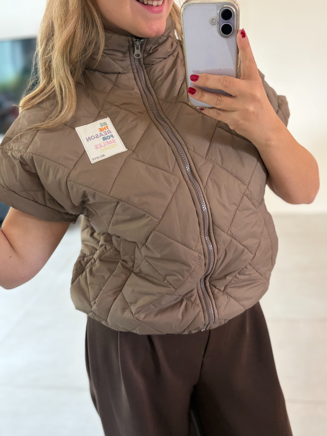 Steppweste in Taupe mit Brustpatch und seitlicher Eingrifftasche – Detailansicht