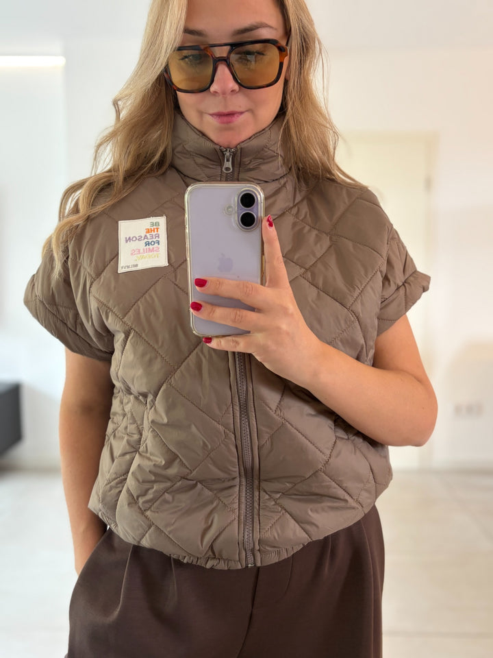 Leichte Kurzarm-Steppweste in Taupe mit Statement-Patch – Vorderansicht