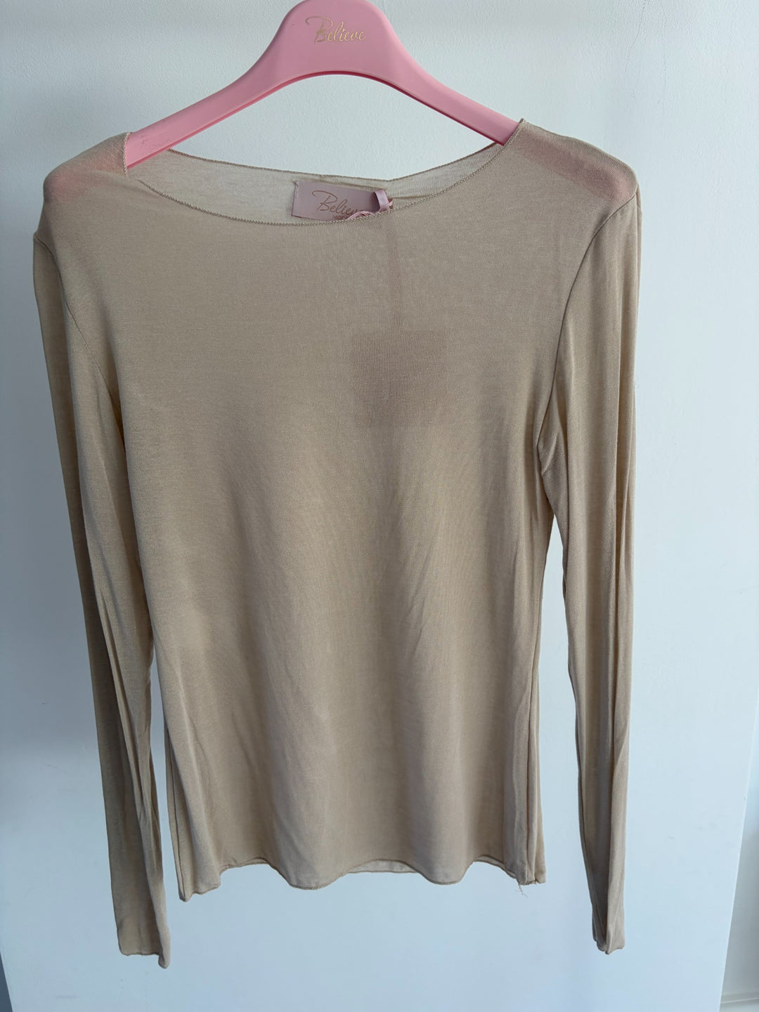 Leichtes Langarmshirt mit Kaschmiranteil in Beige – Vorderansicht am Bügel