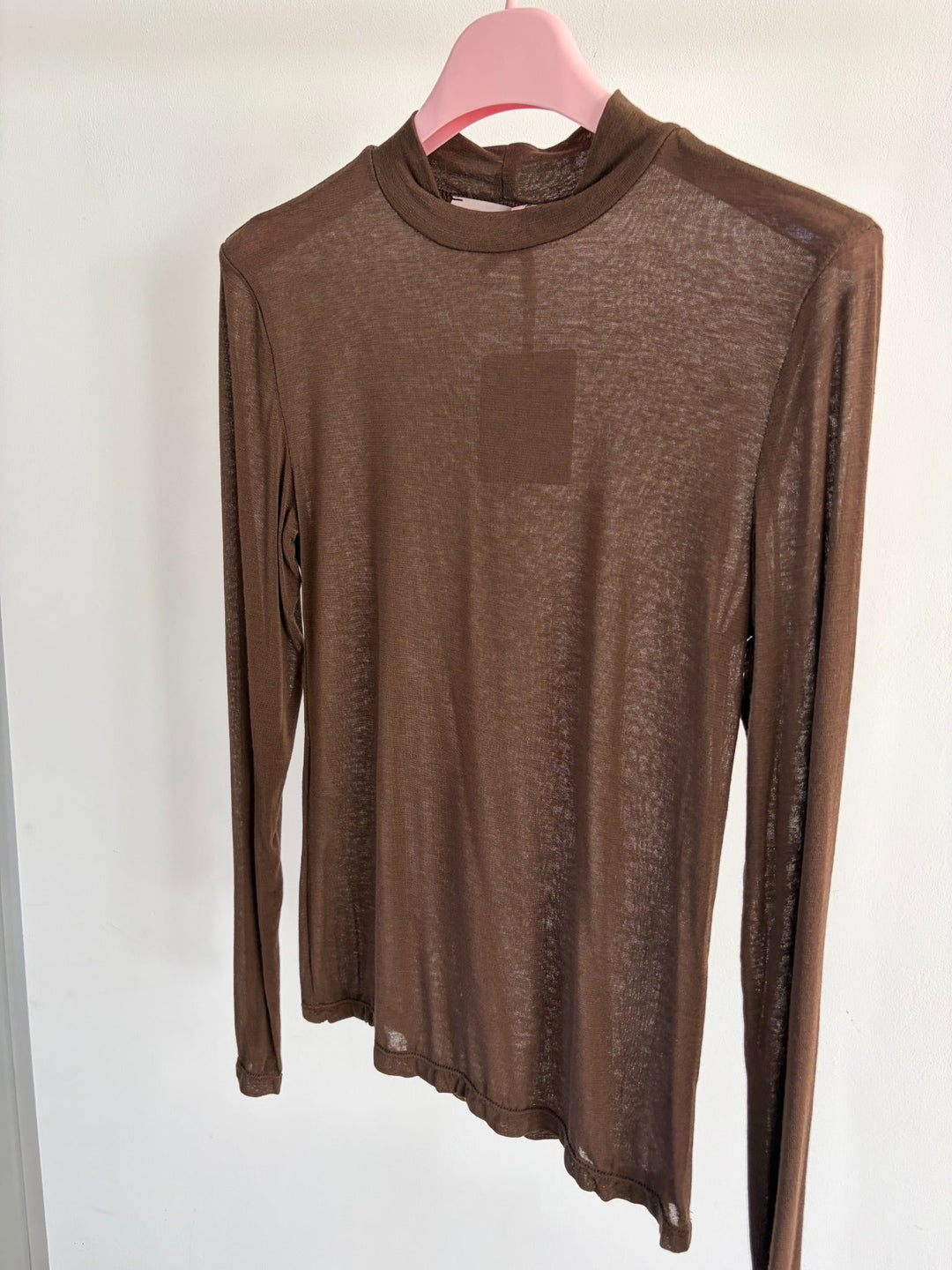 Leichtes Stehkragen-Langarmshirt mit Kaschmiranteil in Dunkelbraun – Vorderansicht am Bügel