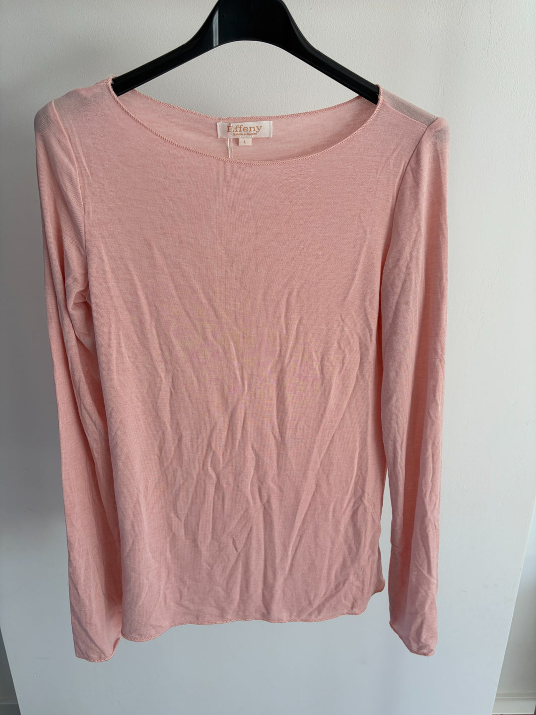 Leichtes Viskose-Langarmshirt in Altrosa auf einem Kleiderbügel