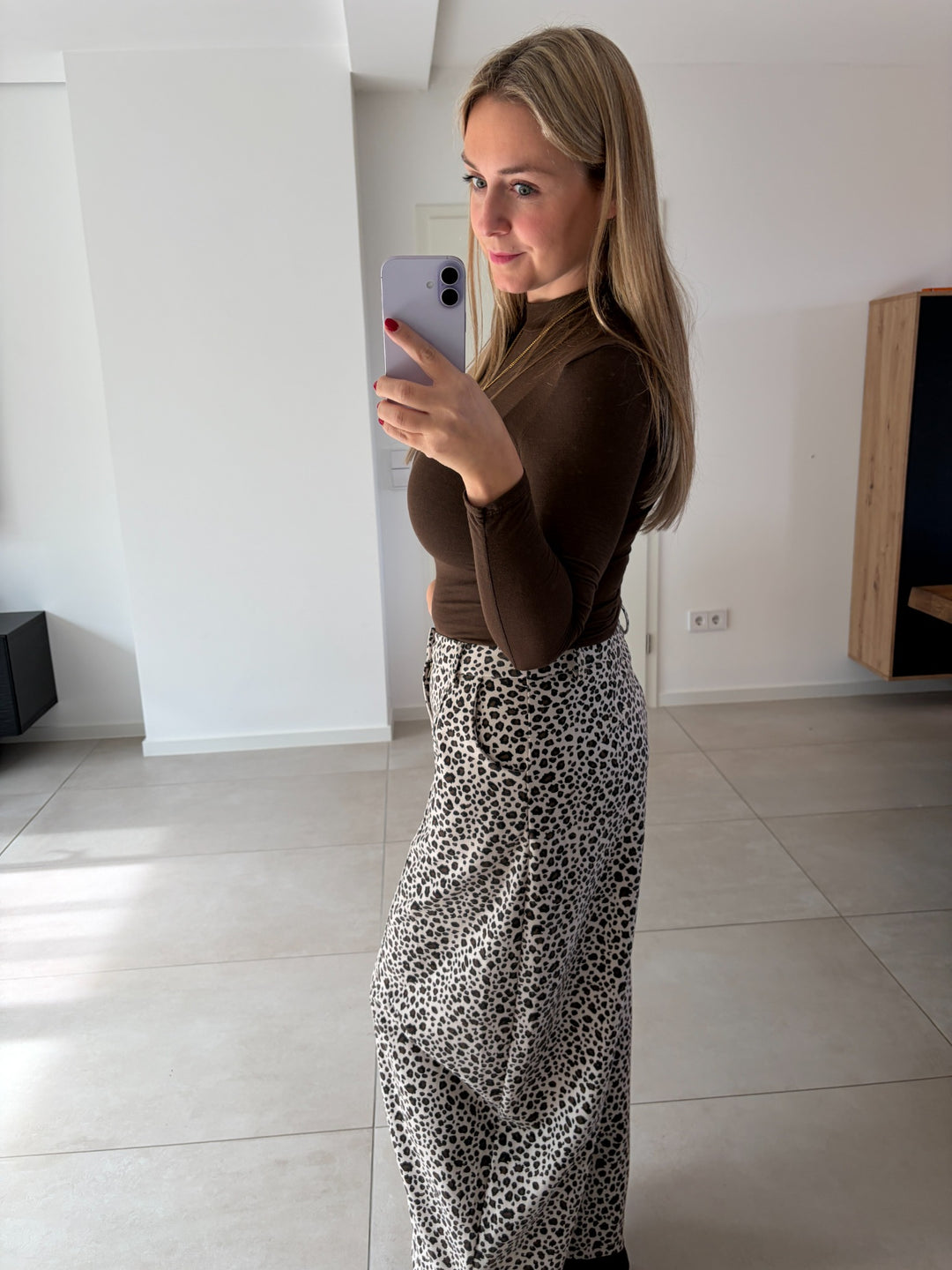 Leo-Hose in Beige – seitliche Detailansicht von Schnitt und Leo-Muster