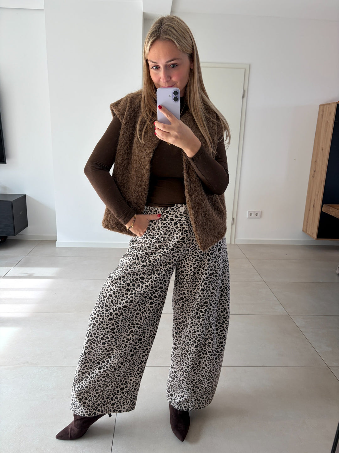 Leo-Hose in Beige kombiniert mit braunem Longsleeve und Strickweste