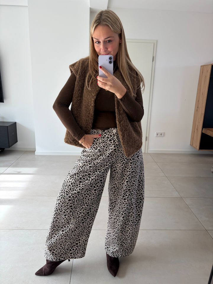 Leo-Hose in Beige kombiniert mit braunem Longsleeve und Strickweste