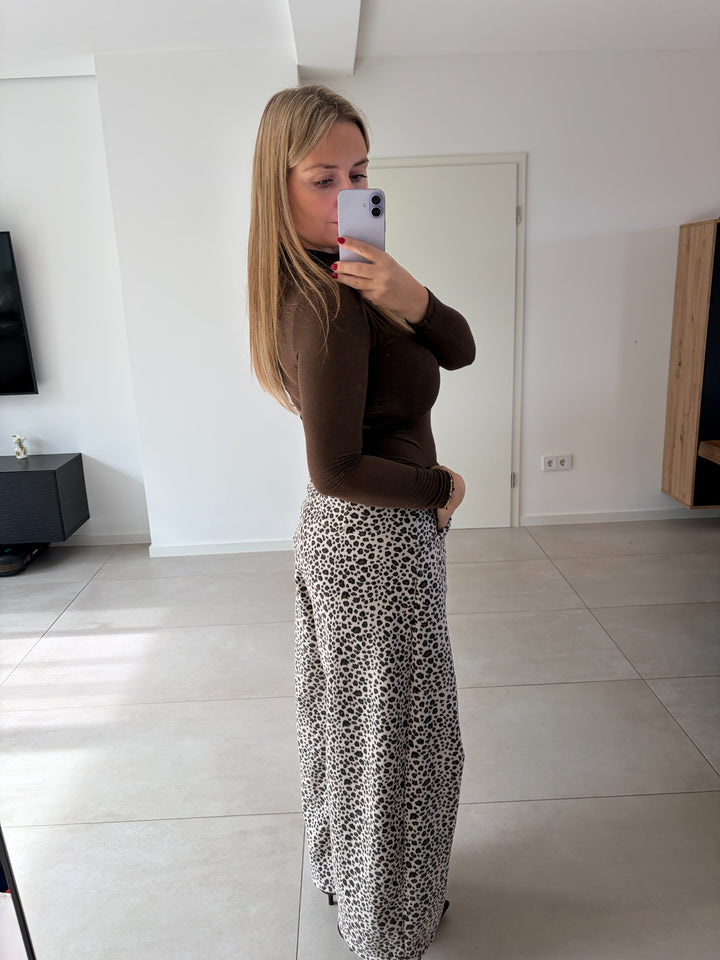 Leo-Hose in Beige – Seitenansicht mit weitem Bein