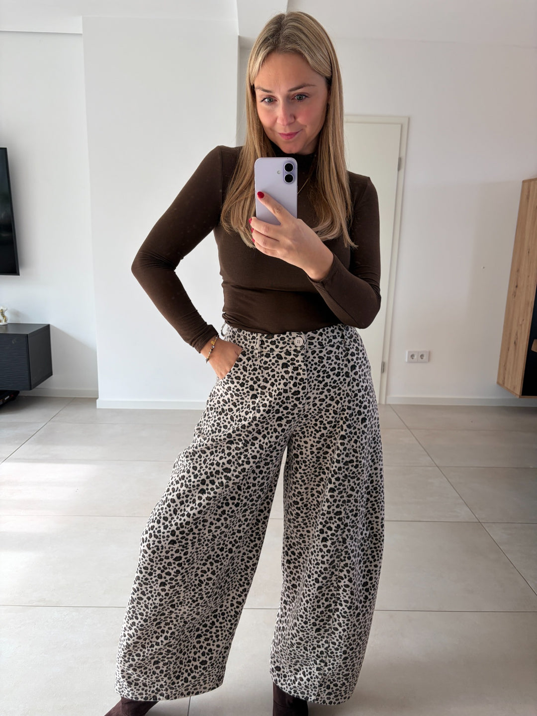 Leo-Hose in Beige mit weitem Bein – Vorderansicht, kombiniert mit braunem Longsleeve