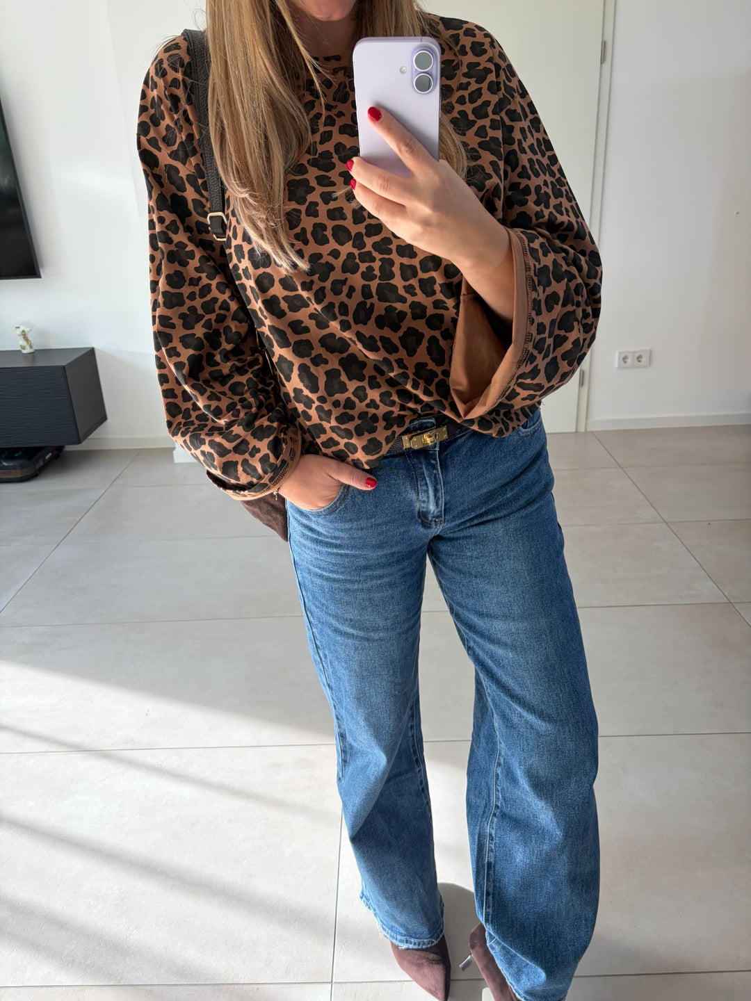 Leo-Langarmshirt in Braun-Schwarz – Detailansicht mit weitem Ärmel
