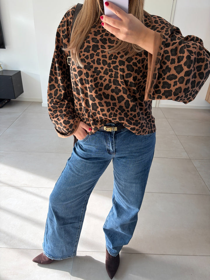 Leo-Langarmshirt in Braun-Schwarz kombiniert mit blauer Jeans und braunen Boots