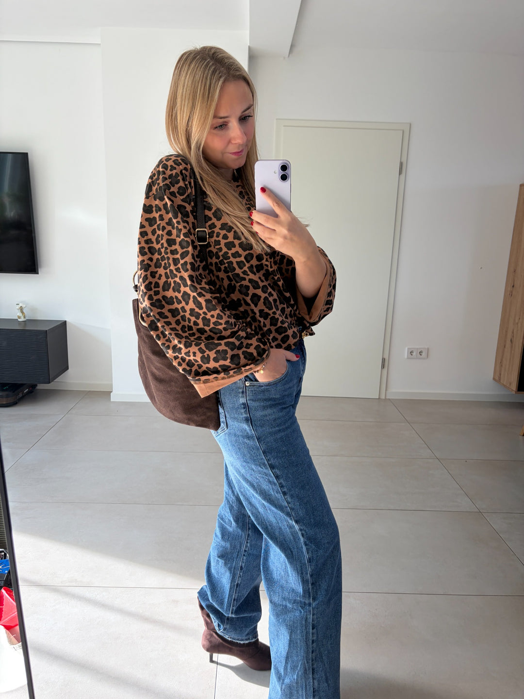 Leo-Langarmshirt in Braun-Schwarz kombiniert mit Jeans und brauner Schultertasche