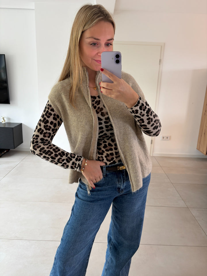 Leo-Langarmshirt in Beige-Braun mit Kaschmiranteil kombiniert mit beiger Strickweste und Jeans
