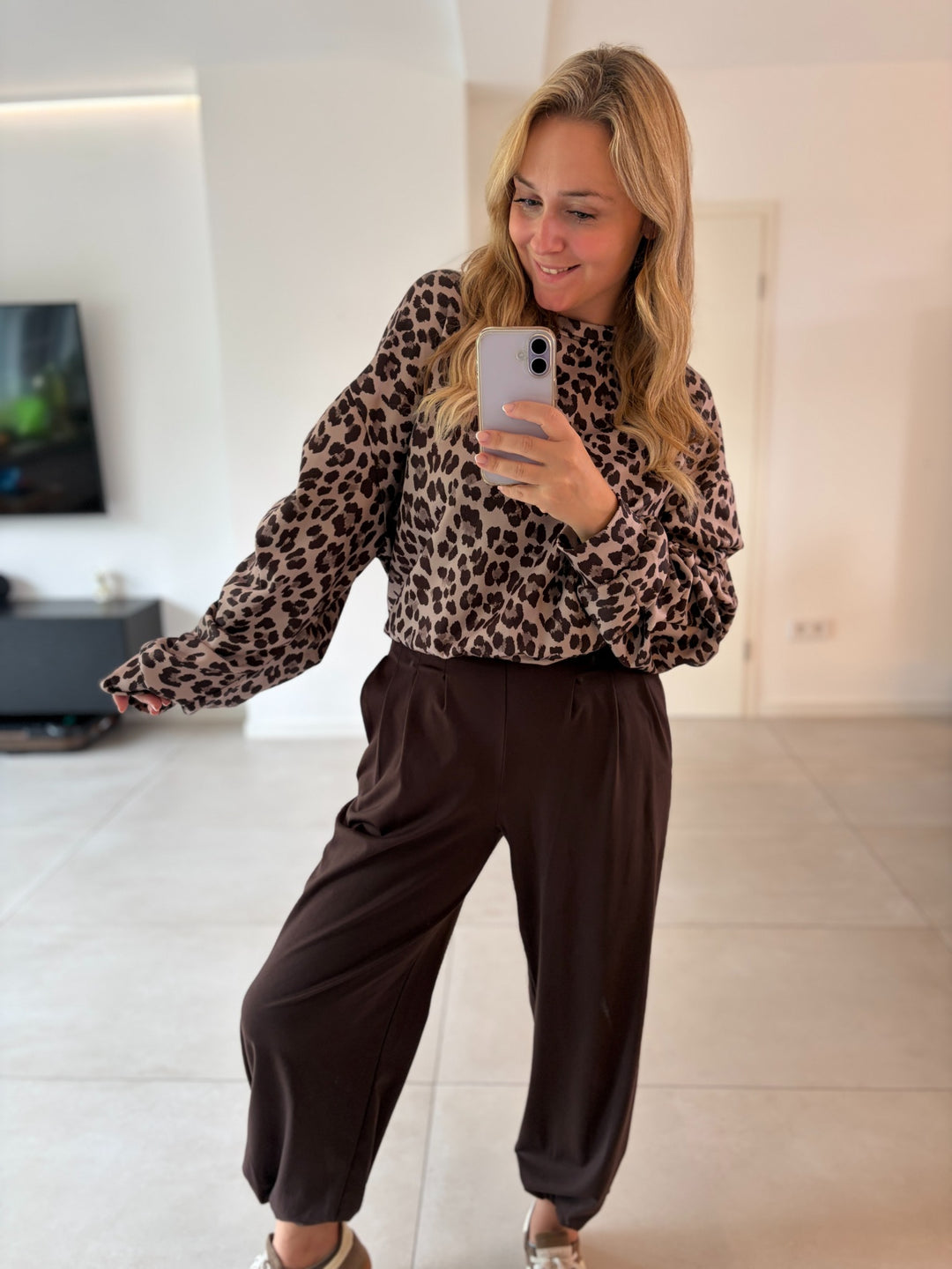 Leo-Pullover mit Rüschenärmeln – Stylingansicht