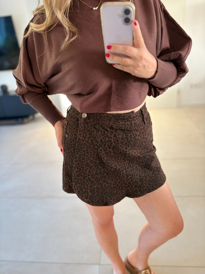 Leo-Skort in Braun-Schwarz – Nahansicht