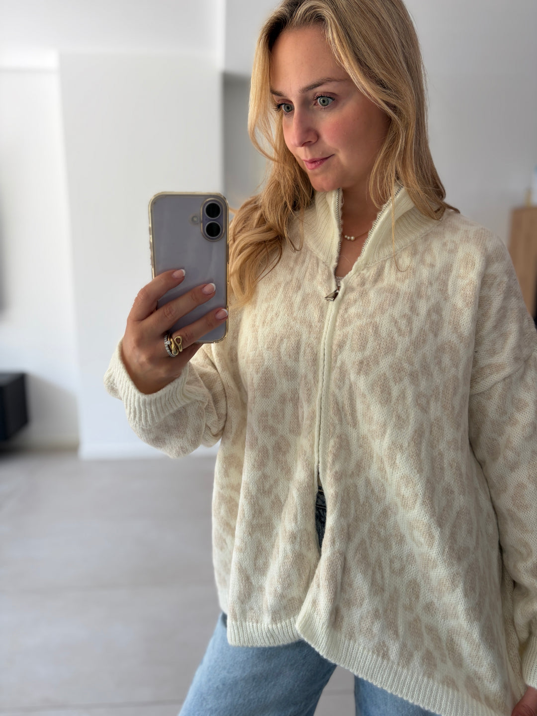 Damen Strickjacke mit Leo-Muster – Detailansicht von Kragen und Reißverschluss