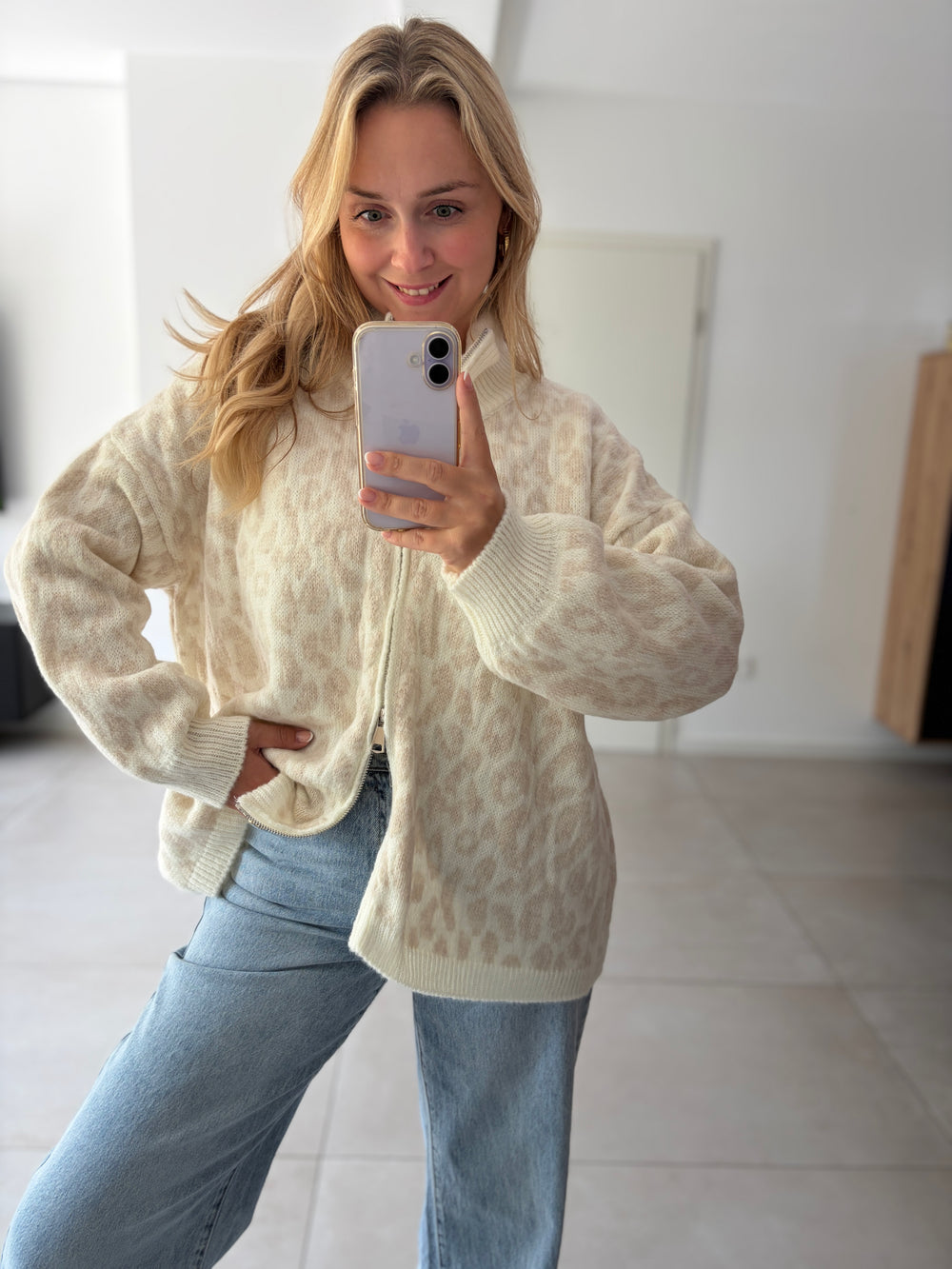 Leo-Strickjacke in Creme-Beige – getragen mit Jeans