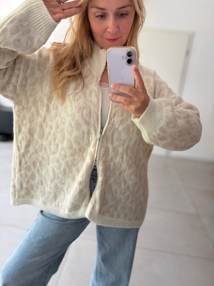 Damen Strickjacke mit Leo-Muster in Creme-Beige – Vorderansicht