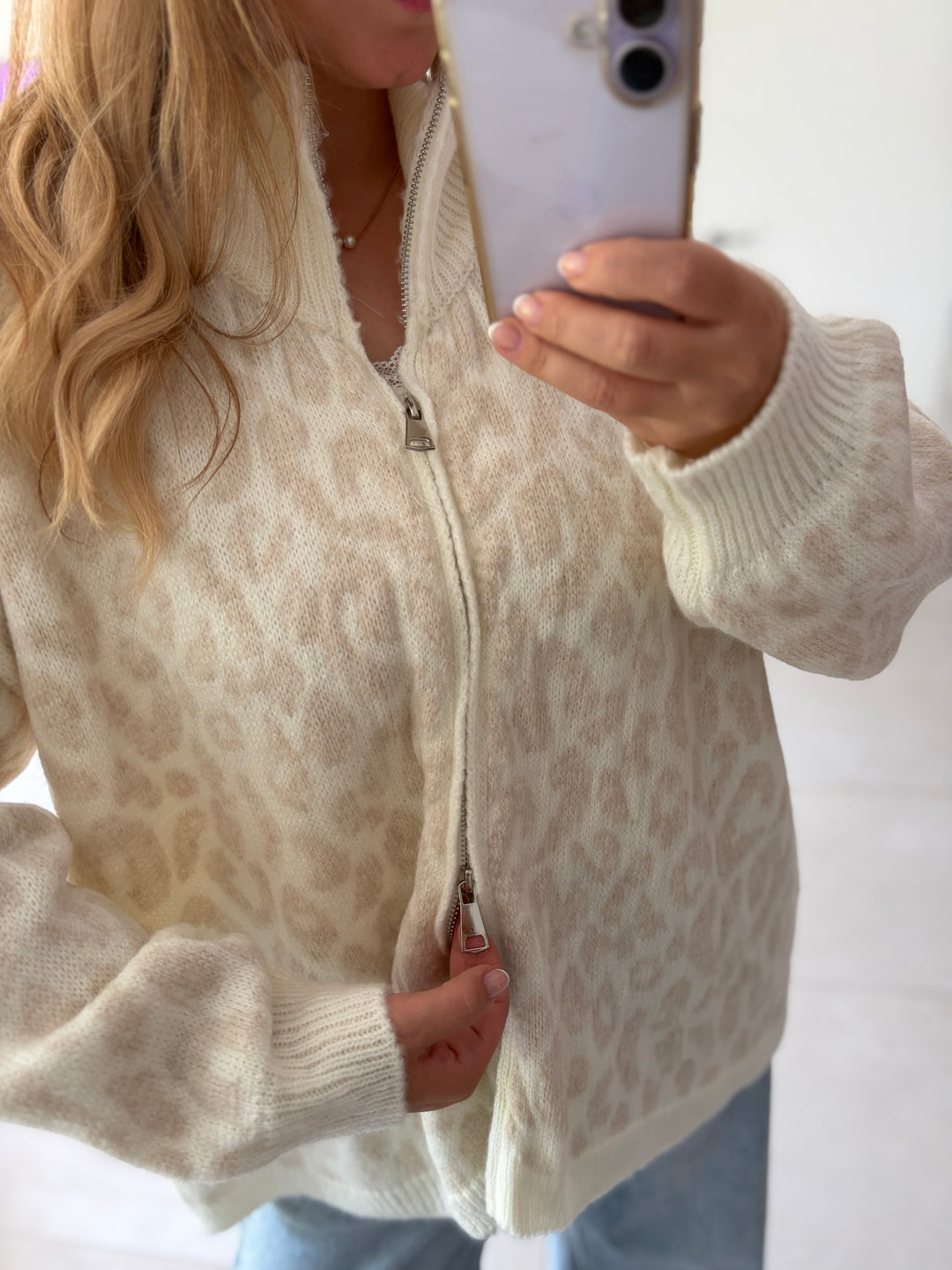 Leo-Strickjacke in Creme-Beige – Detail des Zwei-Wege-Reißverschlusses