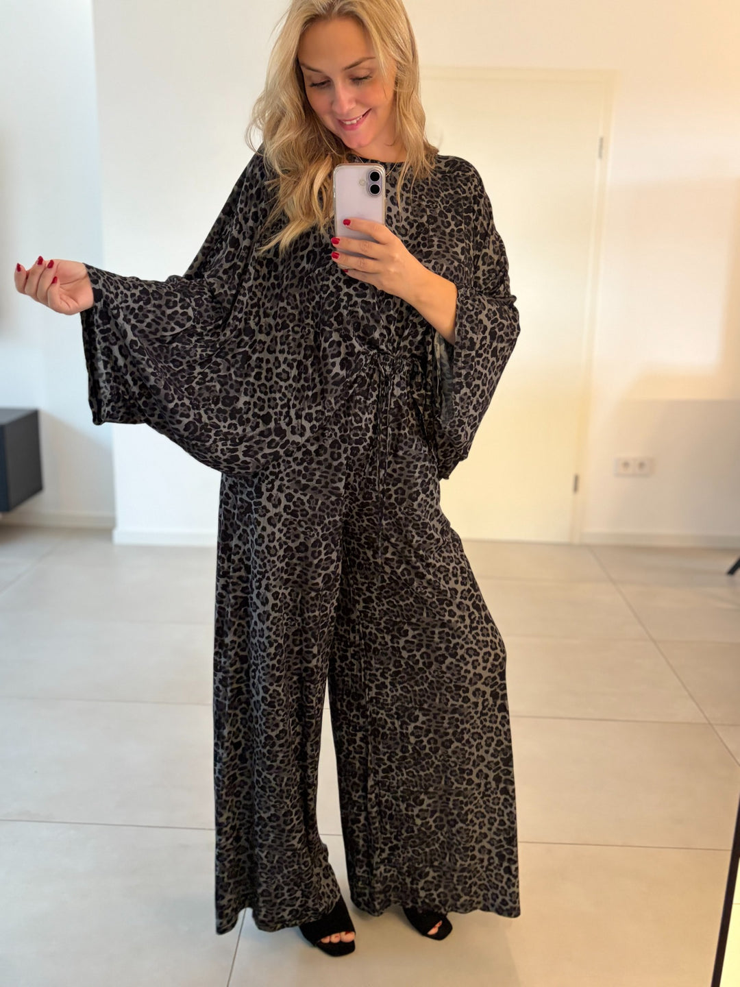 Palazzohose mit grauschwarzem Leoprint und weitem Bein – Gesamtansicht