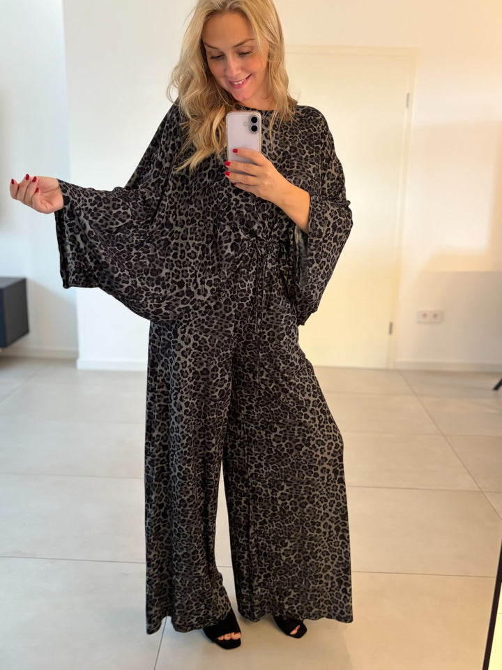 Palazzohose mit grauschwarzem Leoprint und weitem Bein – Gesamtansicht