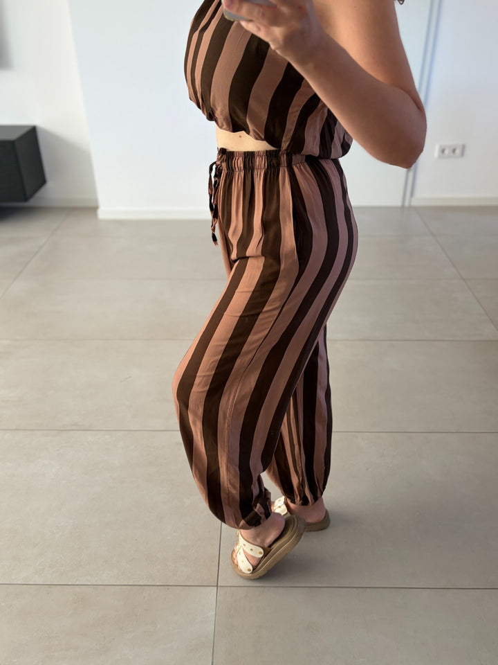 Mocha Stripes Zweiteiler – Seitenansicht der Hose