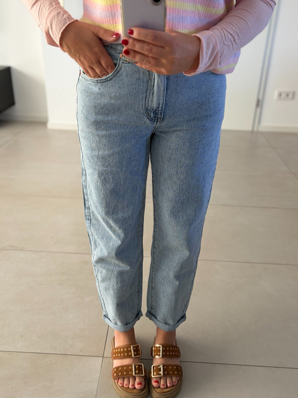 Hellblaue Mom Jeans mit schmal zulaufendem Bein – Passform