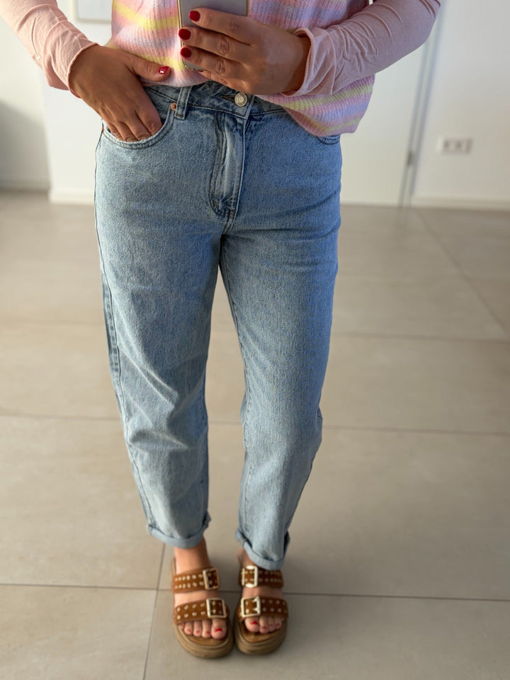 Mom Jeans in Hellblau – Vorderansicht