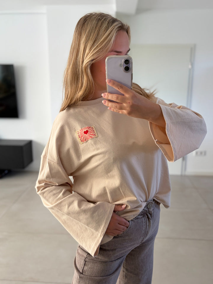 Oversize-Langarmshirt in Beige mit Herz-Patch – Nahaufnahme