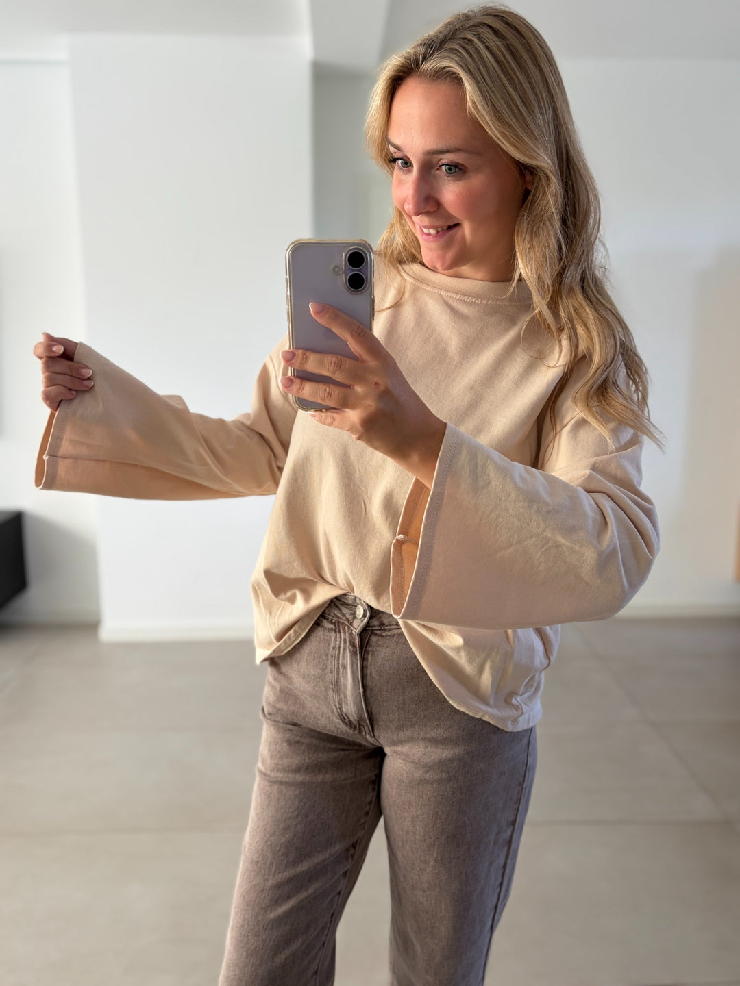 Oversize-Langarmshirt in Beige mit weiten Ärmeln und Herz-Patch