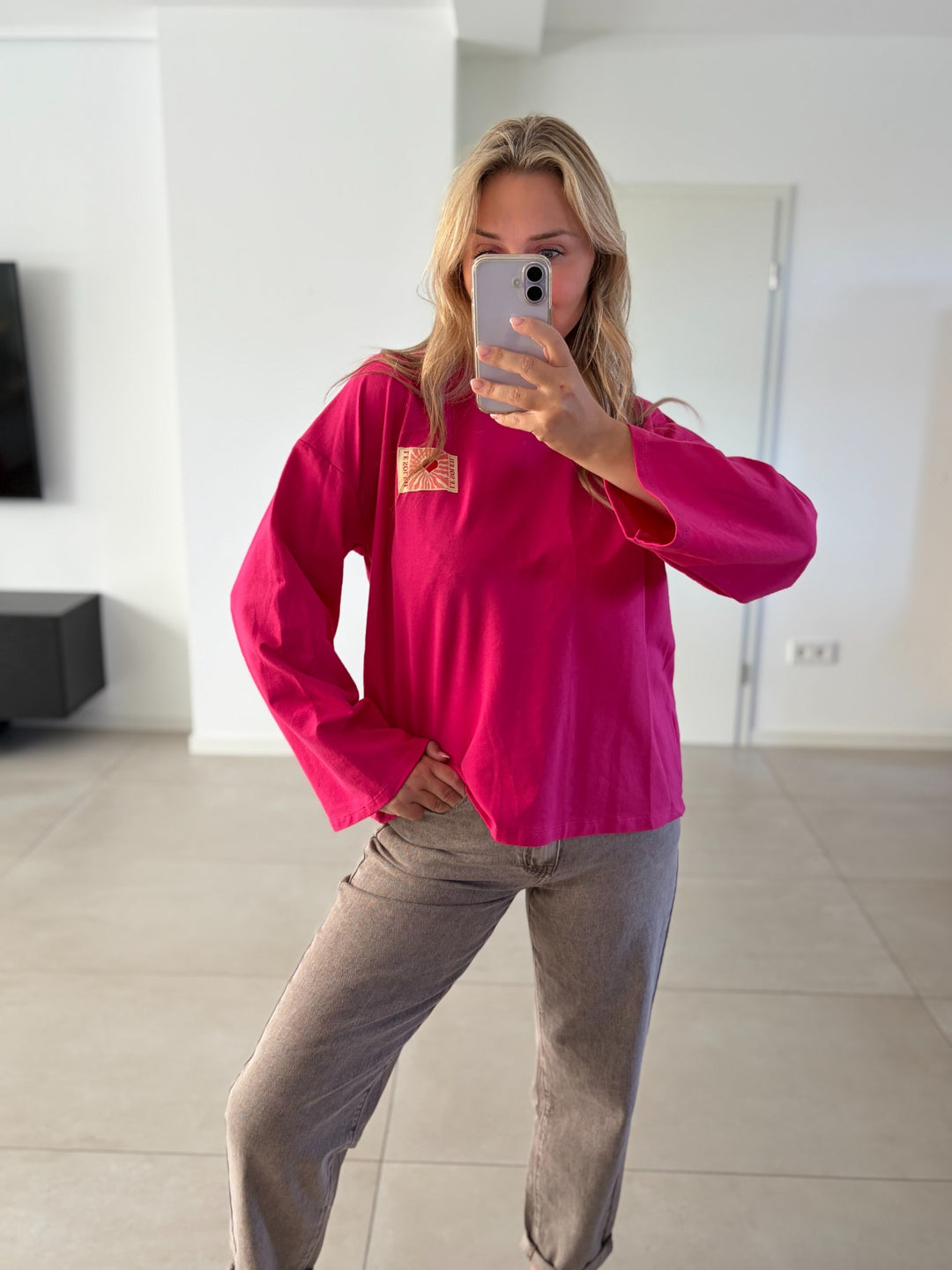 Pinkes Oversize-Langarmshirt mit weiten Ärmeln – Ganzkörperansicht