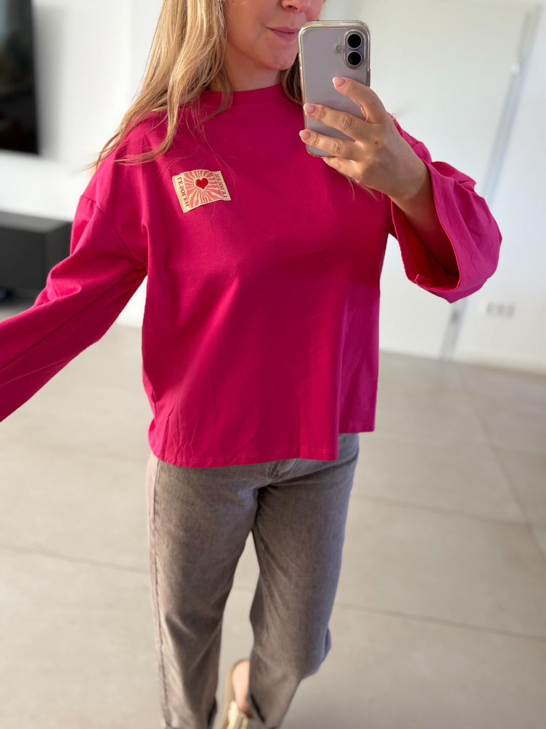 Pinkes Oversize-Langarmshirt mit Herz-Patch – Nahaufnahme