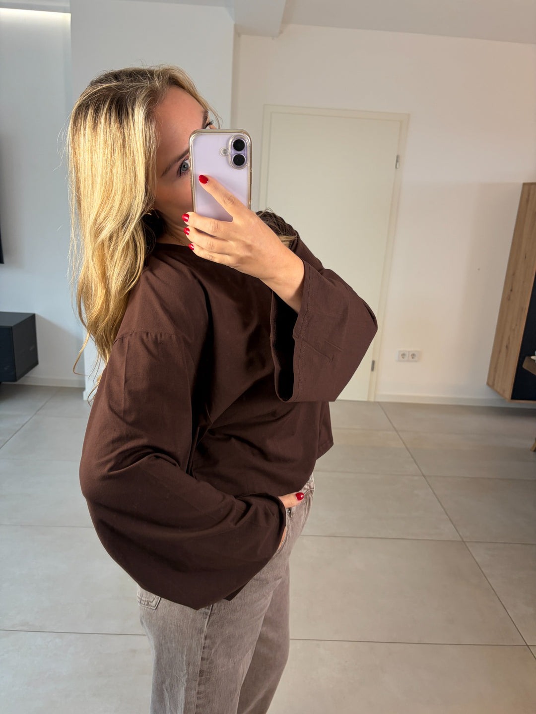 Oversize-Langarmshirt in Braun – Detailansicht der weit ausgestellten Ärmel