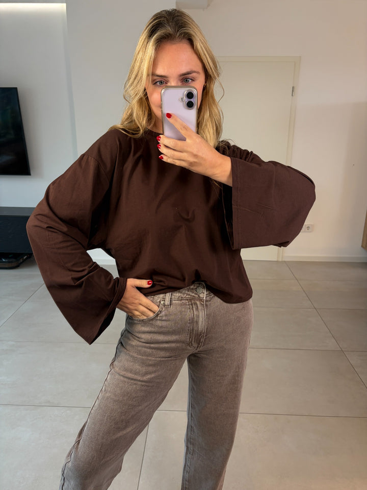 Oversize-Langarmshirt in Braun mit weiten Ärmeln – Vorderansicht